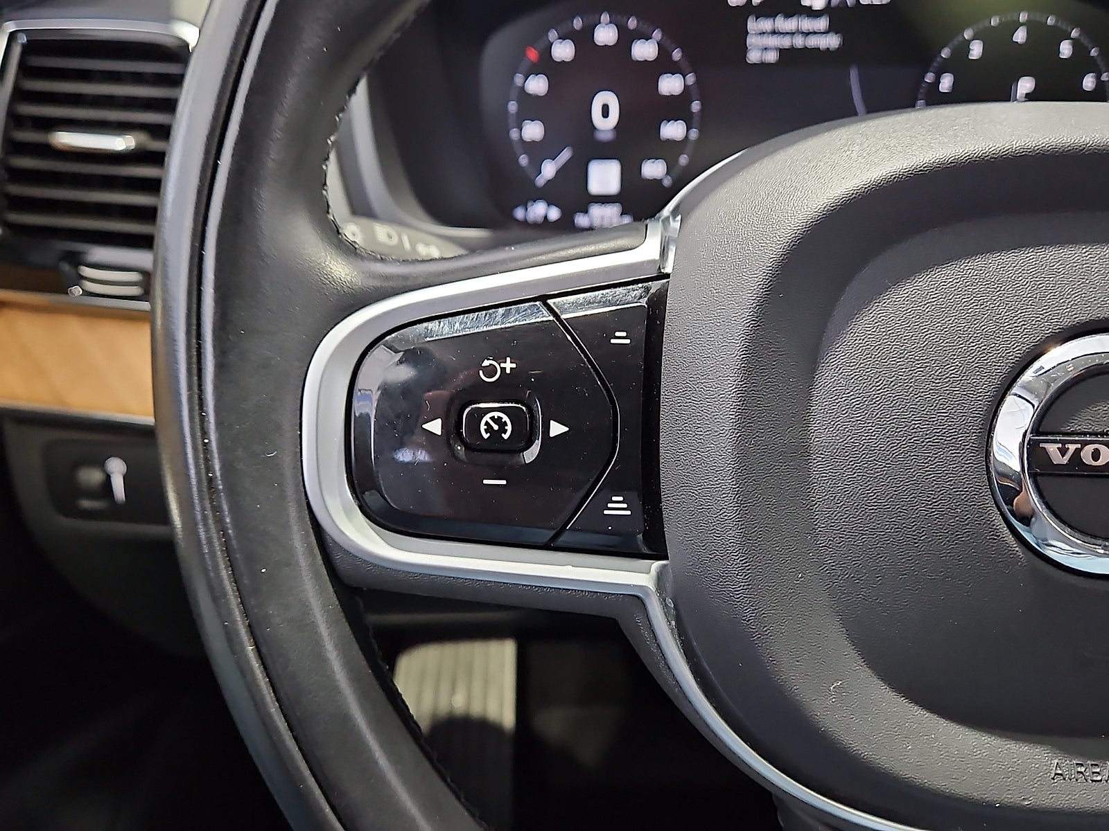 2022 Volvo XC90 T6 Momentum 7 Passenger